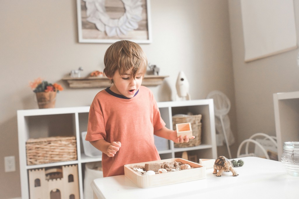Niño explorando materiales en un ambiente preparado de inspiración Montessori
