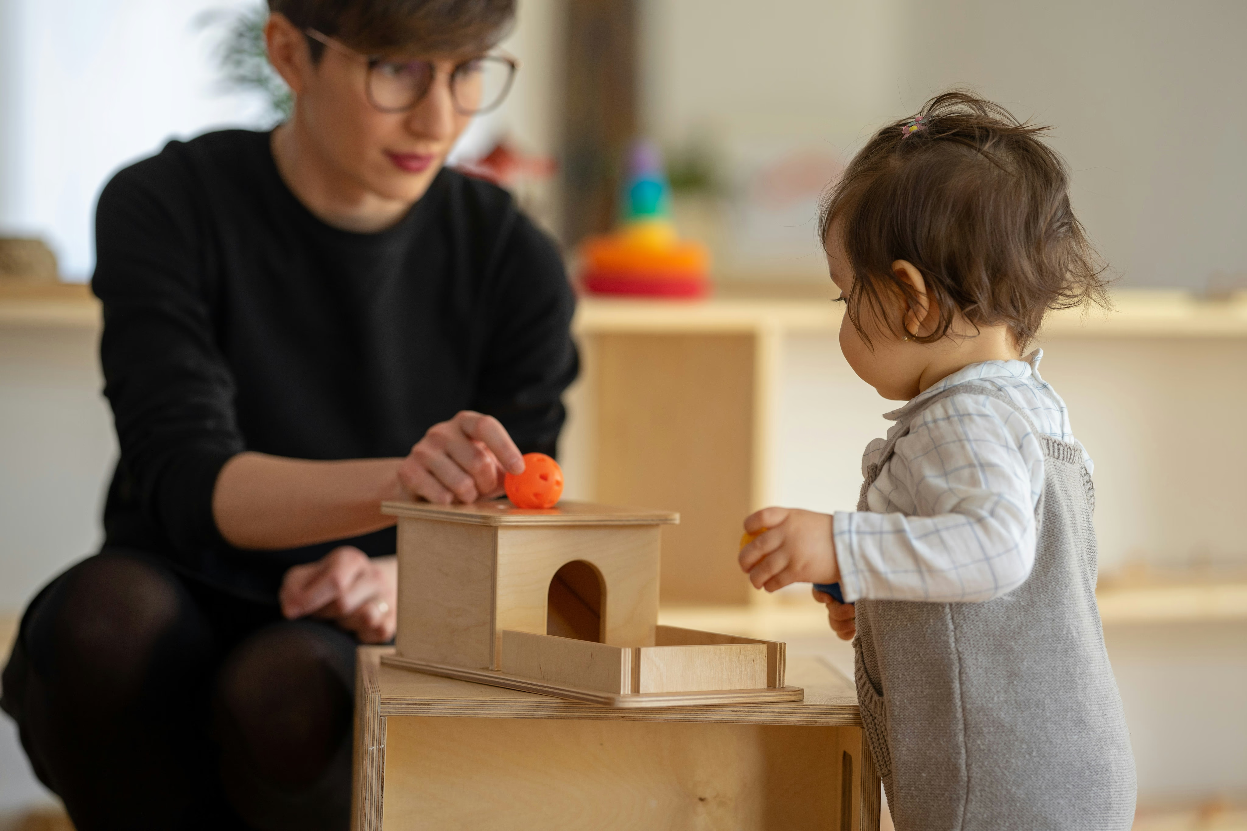 Acompañamiento Montessori entre una adulta y una niña